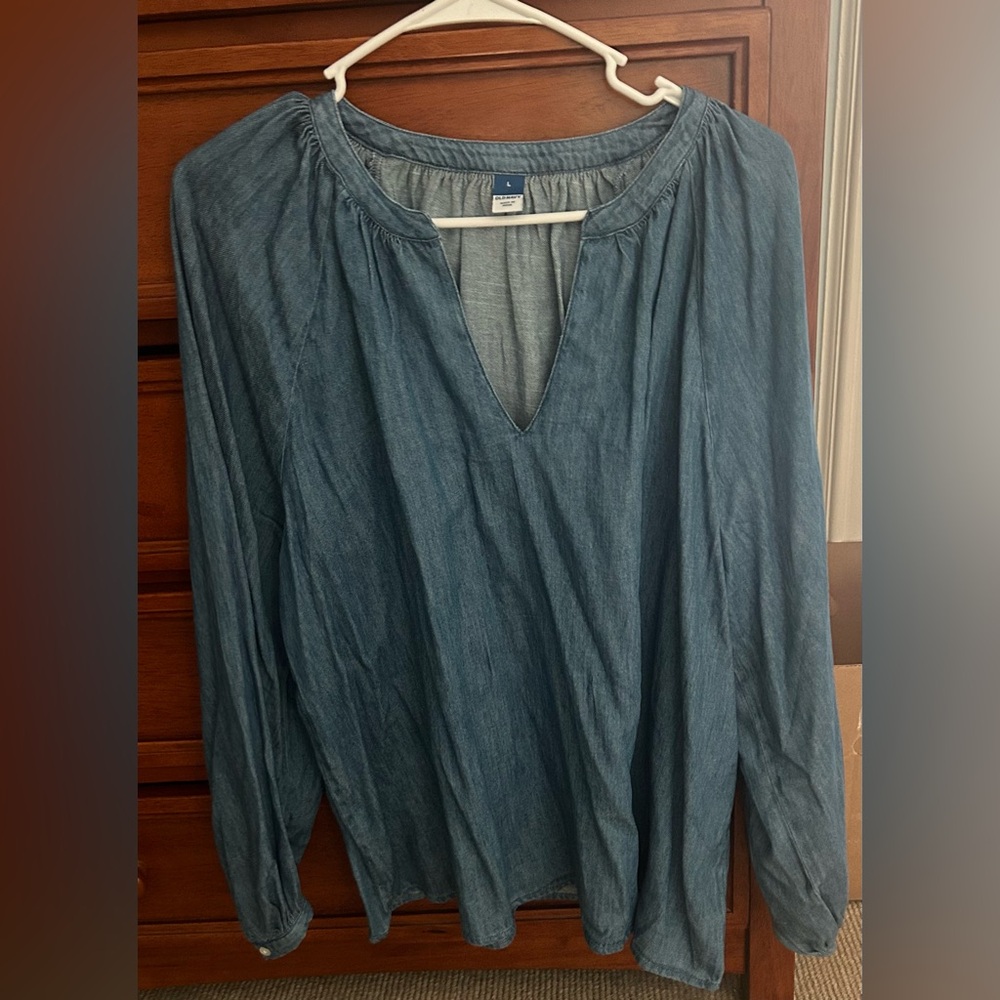 Old Navy woman’s L chambray shirt L